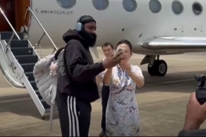 mk体育官网-登哥来啦哈登乘机抵达中国 连续第3年开启中国行