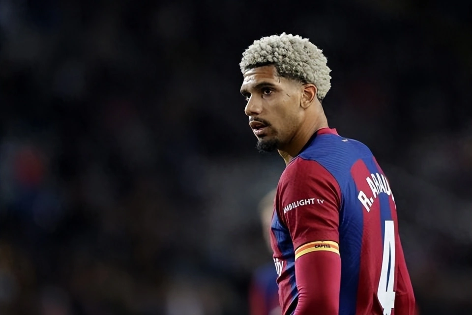 世体：巴萨不想出售阿劳霍，德科和弗里克都希望他留在球队